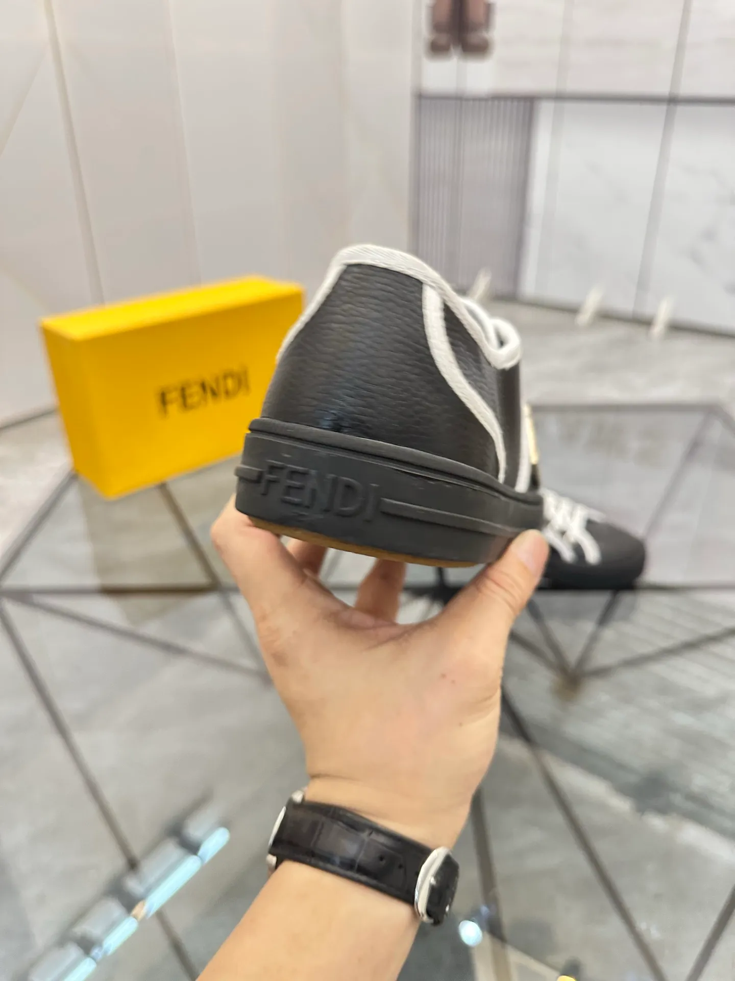 Selling men's shoes 💰: 💰P440¥ Product trademark: Fendi* "Fendi*" low-top casual shoes Regular size: 38-44 (can be customized to 45) Product materials: imported cowhide upper, sheepskin lining, original outsole. No.:6735